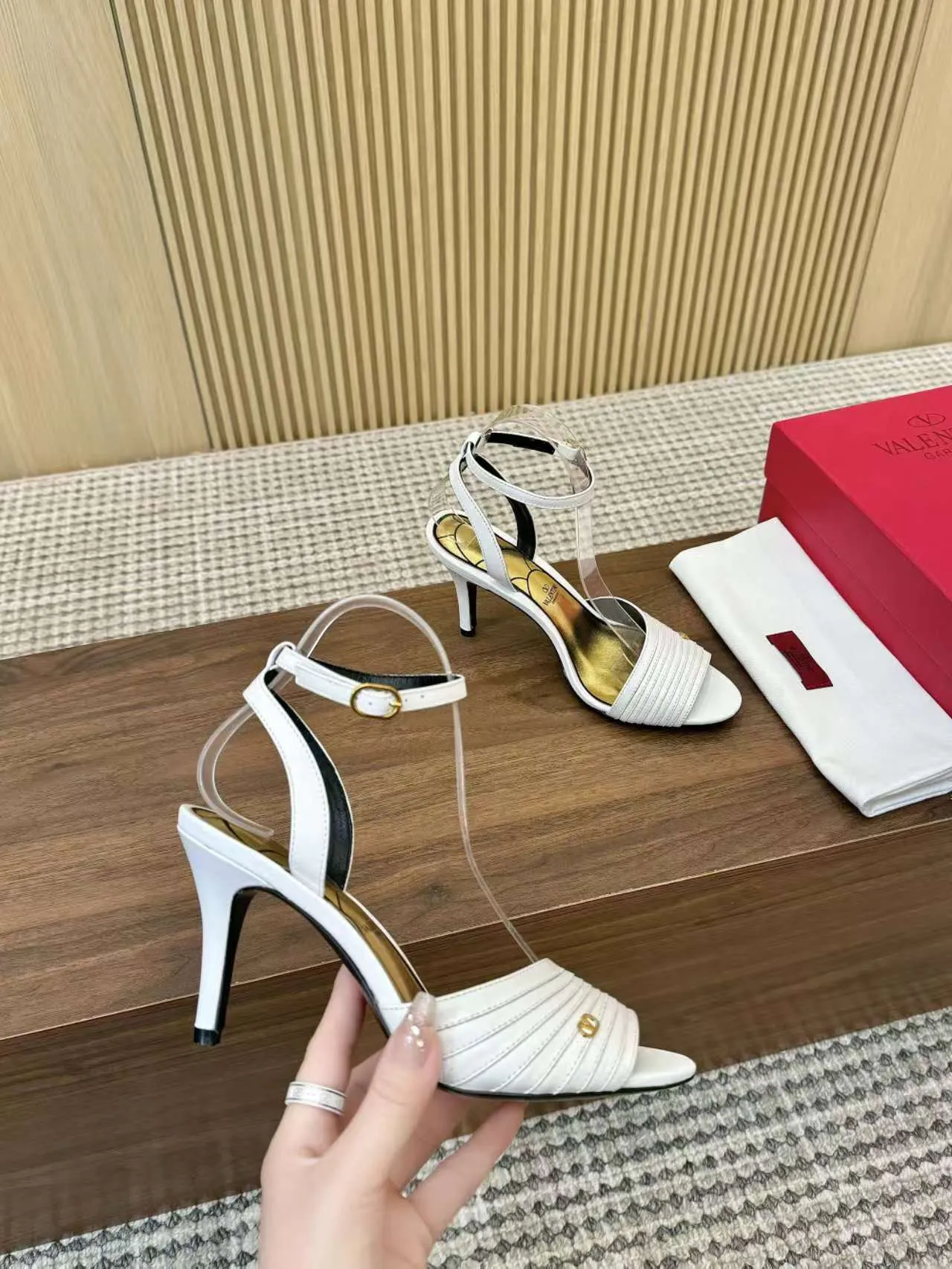 👟👟Ex-factory price 440👟👟 Genuine leather sole +40 Top version 𝑉𝐴𝐿𝐸𝑁𝑇𝐼𝑁𝑂 Valentino new spring and summer women's sandals worth buying ★Absolutely high-grade ❥Original method Absolute sensibility ❥Elegant style Create a different feeling Simple temperament style!  Code number: 35-41 (34-42 customized) Fabric: Imported sheepskin Lining: Lined sheepskin Heel height: 8 cm Leather outsole Rubber outsole